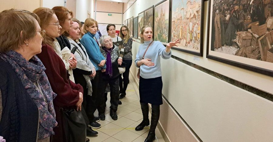 В Пушкино в библиотеке открылась выставка картин.