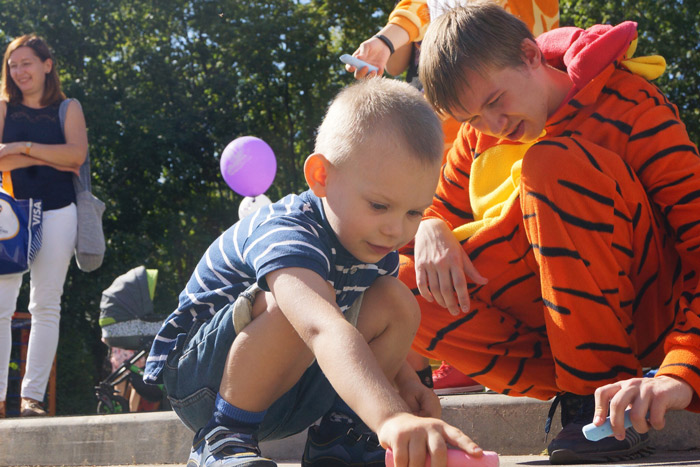 Фото со страницы Пушкинского отделения ВОО «Молодая Гвардия Единой России» В честь Дня Города Пушкино активисты Молодой Гвардии вместе с детским садиком «Жар Птица» устроили для детишек детских садов города настоящий волшебный праздник