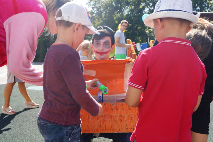 Фото со страницы Пушкинского отделения ВОО «Молодая Гвардия Единой России» По её словам, программа праздника была продумана от и до. Ребятишек и их родителей встречали самые настоящие герои сказок