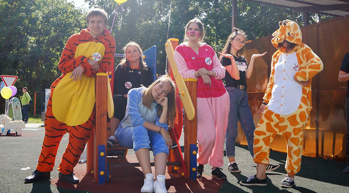 Фото со страницы Пушкинского отделения ВОО «Молодая Гвардия Единой России» Молодогвардейцы устроили праздник для воспитанников детских садов города Пушкино.