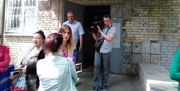 Фотография: Игорь Голуб (https://vk.com/id347633744?w=wall347633744_215) После этого журналисты предложили жителям проследовать на ул. Тургенева, 22, где находится управление ЖКХ администрации Пушкинского района