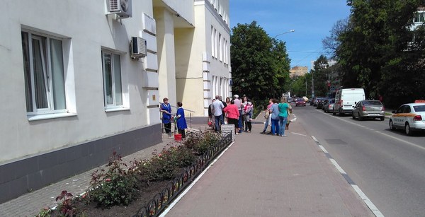 Фотография: Игорь Голуб (https://vk.com/id347633744?w=wall347633744_215) Тогда журналисты предложили пройти в районную администрацию, чтобы попытаться там застать Евсеева