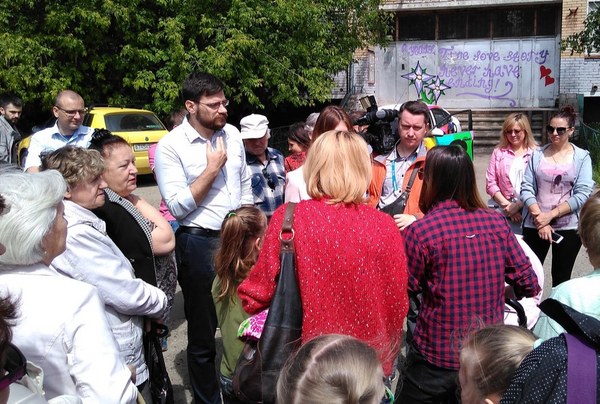 Фотография: Игорь Голуб (https://vk.com/id347633744?w=wall347633744_215) Жители Пушкино собрались на Чехова, 16, чтобы встретиться с журналистами областного телеканала «360» и заявить свой протест действиям подразделений Газпрома, прекратившим подачу газа для котельных.