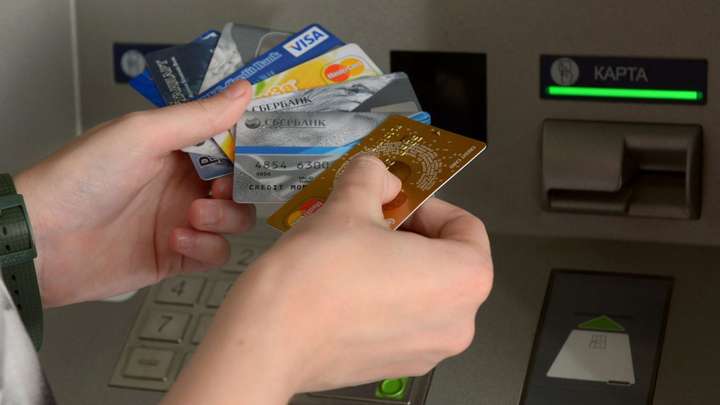 Полицейские задержали подозреваемого в совершении кражи денег с банковской карты.