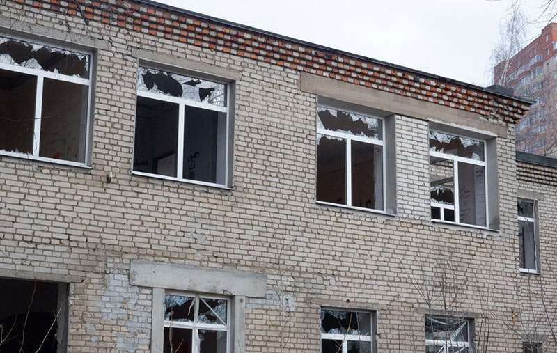 Отдельные вопросы вызвали заброшенное образовательное учреждение по адресу 1-ый Фабричный 4