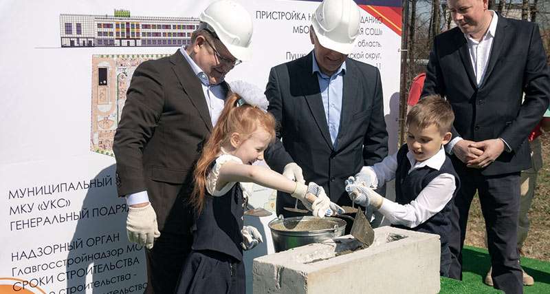 В Ашукино прошла торжественная процедура закладки капсулы времени на месте будущего строительства пристройки к школе, сообщает районная администрация.